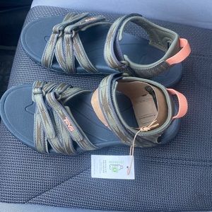 TEVA TIRRA. Size 6.5. New with tags.
